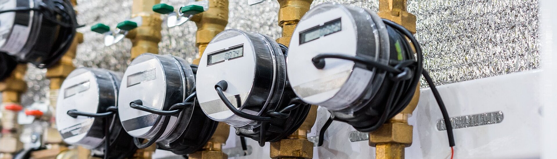 Completely Contactless Monitoring of Liquids and Gases – Enabling Contamination-Free Flow Measurement and Air Bubble Detection with Piezo-Based Ultrasonic Transducers.