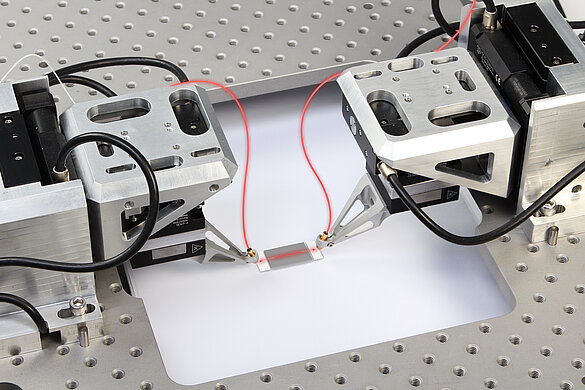 L'allineamento di input e output di dispositivi a guide d'onda a ritmi industriali richiede una ottimizzazione parallela e una accuratezza su scala nanometrica.